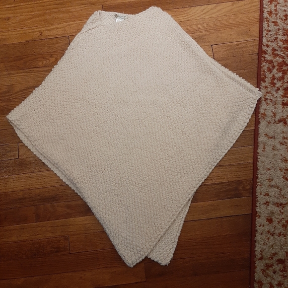 Cocogio Knit Poncho - Picture 5 of 10